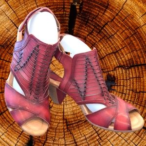 Size 40 ( Size 10) Lyrica Earth Heeled Sandals - Like New